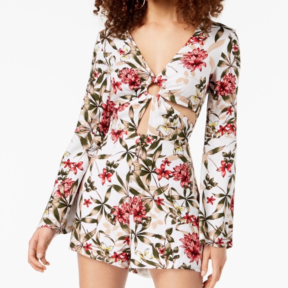 🌟🌟 Bell Sleeves Cutout Front Floral Romper - Picture 3 of 4